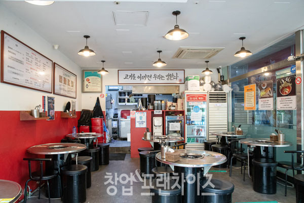 백채김치찌개 금오동점 김민석 점주, 김지환 이사 ⓒ 사진 유흥선 기자