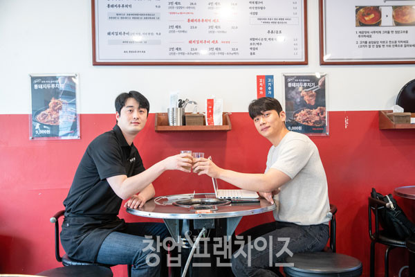 백채김치찌개 금오동점 김민석 점주, 김지환 이사 ⓒ 사진 유흥선 기자