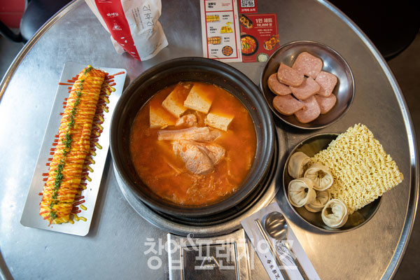 백채김치찌개 금오동점 김민석 점주, 김지환 이사 ⓒ 사진 유흥선 기자