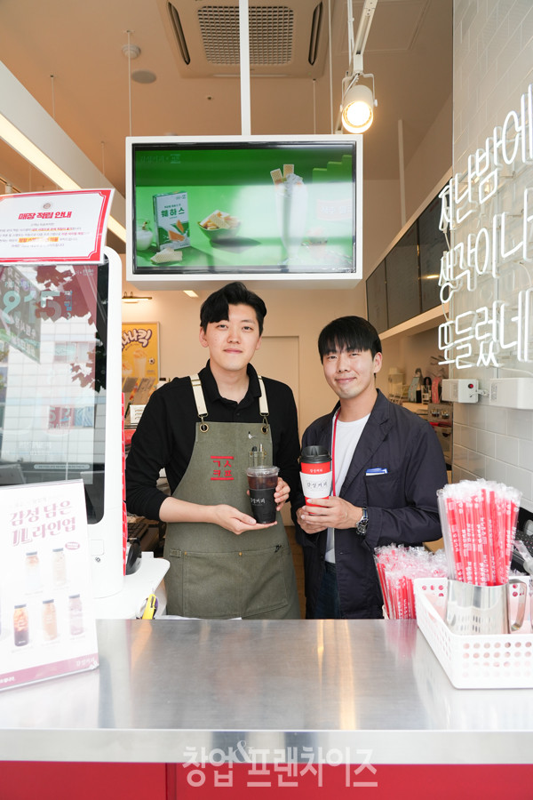 감성커피 상봉점 김형준 점주, 강희완 팀장  ⓒ  사진 이현석 팀장