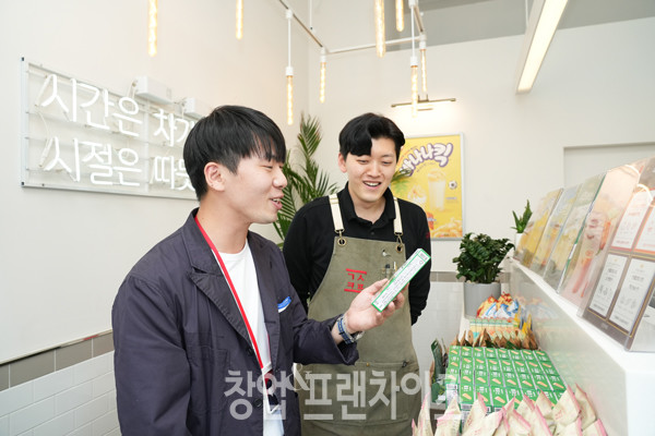 감성커피 상봉점 김형준 점주, 강희완 팀장 ⓒ 사진 이현석 팀장