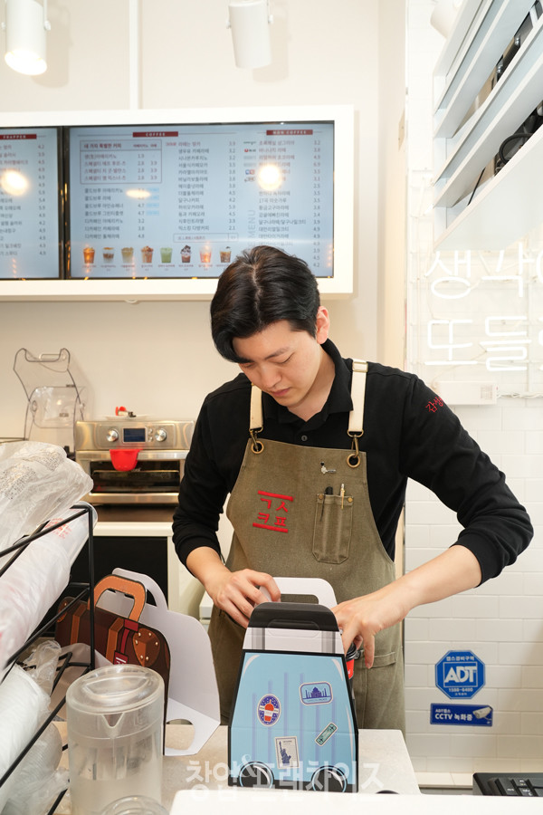 감성커피 상봉점 김형준 점주, 강희완 팀장  ⓒ  사진 이현석 팀장