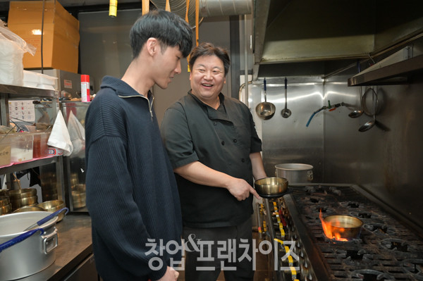 곰작골나주곰탕 역삼초교점 이지훈 점주, 박진석 사업부장 ⓒ 사진 이원기 기자
