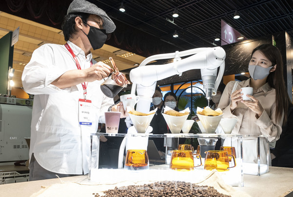 서울카페쇼에 참가한 브랜드 업체가 로봇으로 커피를 내리고 있는 모습