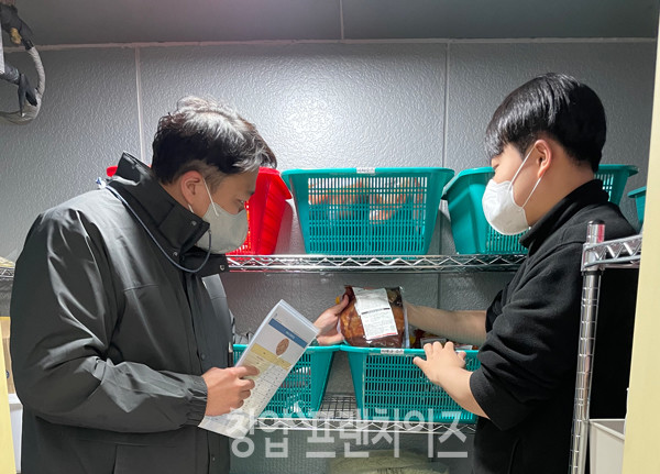 반올림피자 평택고덕신도시점 이우석 점주, 김영주 매니저 ⓒ 사진 업체 제공