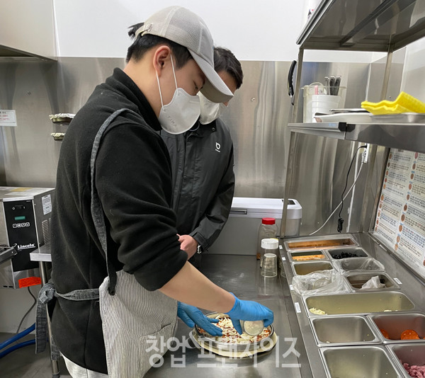 반올림피자 평택고덕신도시점 이우석 점주, 김영주 매니저 ⓒ 사진 업체 제공