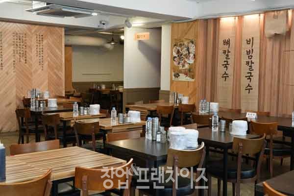 평이담백 뼈칼국수 ⓒ 사진 김효진 기자, 업체 제공