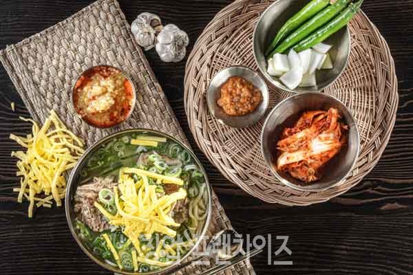 평이담백 뼈칼국수 ⓒ 사진 김효진 기자, 업체 제공