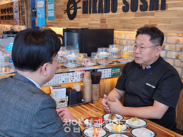 미카도스시 경주용황점 강신욱 점주, 이용 상무 ⓒ 사진 업체 제공