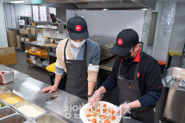 피자헛 동덕여대본점 김민환 점주, 정종운 슈퍼바이저 ⓒ 사진 이현석 팀장