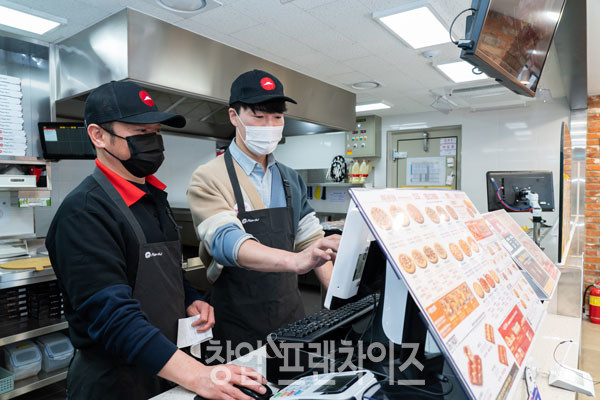 피자헛 동덕여대본점 김민환 점주, 정종운 슈퍼바이저 ⓒ 사진 이현석 팀장