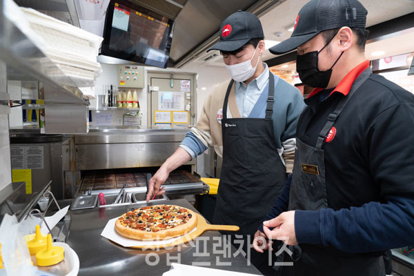 피자헛 동덕여대본점 김민환 점주, 정종운 슈퍼바이저 ⓒ 사진 이현석 팀장