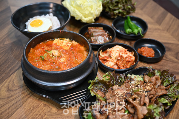 마찌김치찌개&고기냉면  ⓒ 사진 이원기 기자