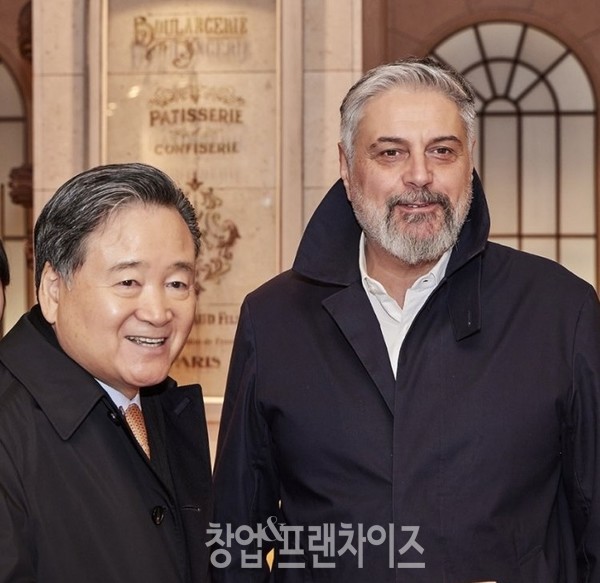 허영인 SPC그룹 회장(사진 왼쪽)과 이탈리아 커피전문점 브랜드 CEO 겸 창업주 3세인 마리오 파스쿠찌(Mario Pascucci) 회장(〃오른쪽)